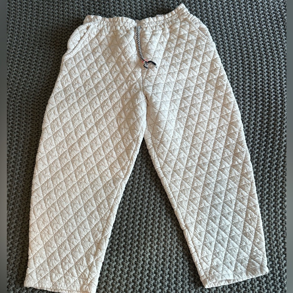 Super cute and comfortable Sundry brand cropped pants. size L Women’s